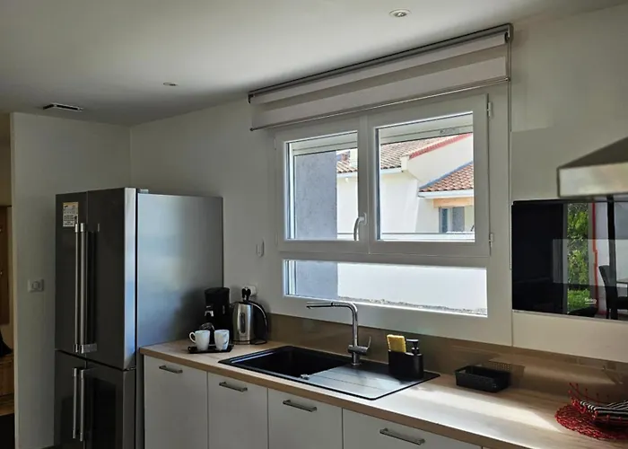 Avec Baignoire Balneo Veranda & Jardin Cornebarrieu